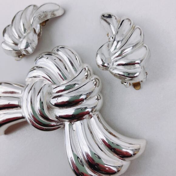 Vintage Lisner Silver Tone Knot Ribbon Brooch Earring Set, MCM 1960's Jewelry - Picture 2 of 10
